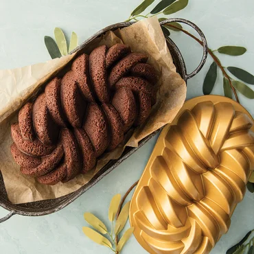 Nordic Ware Forma na chlebíček 75. Anniversary Propletená, zlatá, 1,42 l