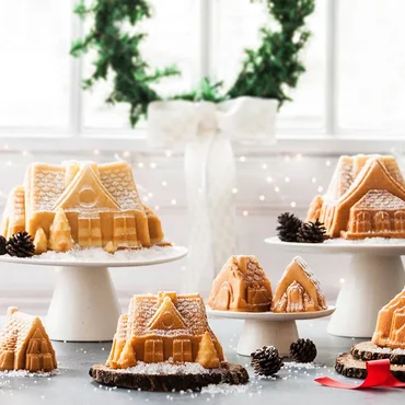Nordic Ware Pečicí forma Vesnička, 1,4 l, stříbřitě šedá