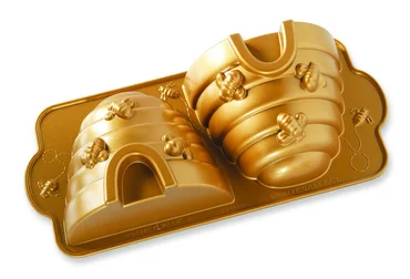 Nordic Ware Forma na bábovku včelí úl 3D zlatá, 2,3 l