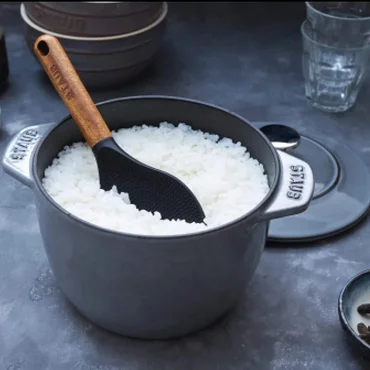 Staub Lžíce na rýži silikonová, s dřevěnou rukojetí, 22 cm