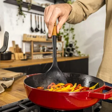 Staub Obracečka wok silikonová, s dřevěnou rukojetí, 31 cm
