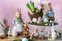 Bunny Tales velikonoční dekorace, zajíčci malují vajíčko