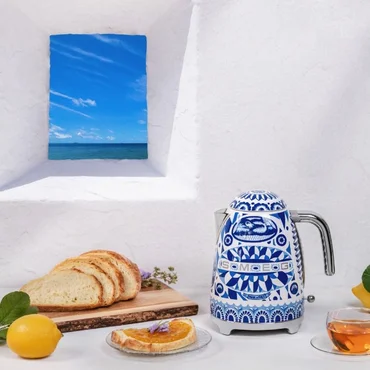 Smeg Dolce&Gabbana Rychlovarná konvice Blu Mediterraneo, 1,7 l