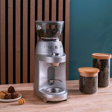 Smeg Mlýnek na kávu Minipro 50´s Style CGF02, chromová