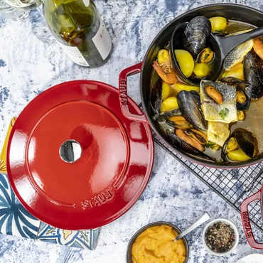 Staub Sada 2v1: litinový hrnec a pánev s poklicí, Ø 24 cm