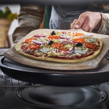 Emile Henry Keramický pizza kámen do trouby i na gril Pizza Station, 42 x 35 cm