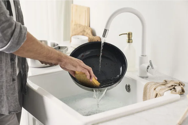Nepřilnavá pánev Pure s keramickým povrchem, Ø 24 cm, nerezová