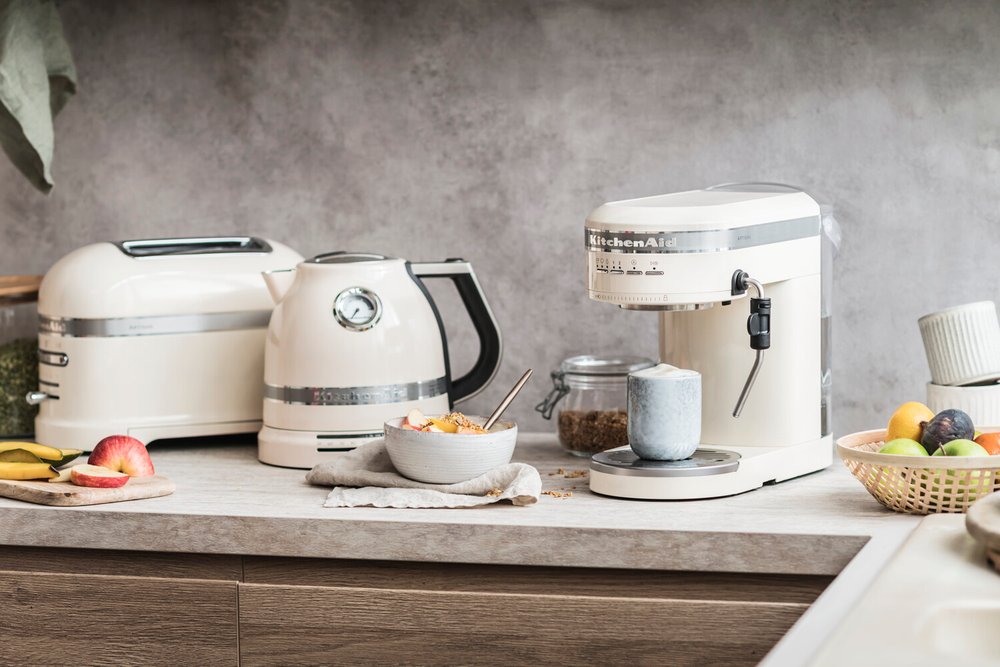 KitchenAid varná konvice, toaster a pákový kávovar v mandlové barvě