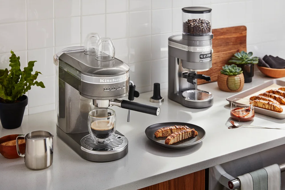 KitchenAid Artisan kávovar a mlýnek na kávu ve stříbřitě šedém provedení