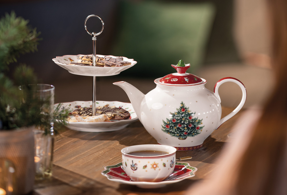 Čaj o páte servírovaný stylově s Villeroy & Boch Toy´s Delight: Etažér na cukroví 24 cm, konvice na čaj objem 1,5 l a čajový šálek 200 ml, zkombinovaný s červeným podšálkem o průměru 17 cm.