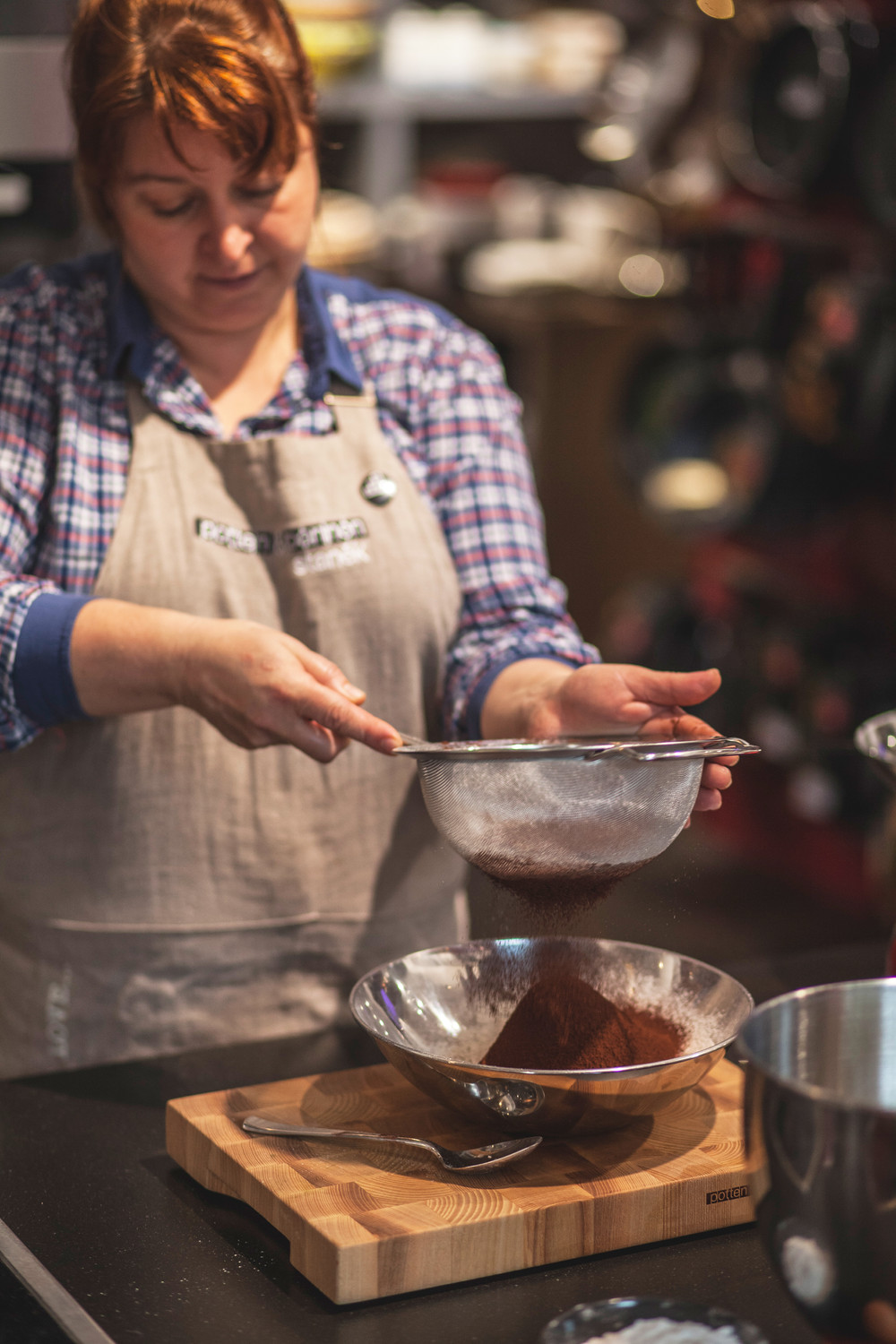 Edita Paulusova vánoční sušenky s višňovou marmeládou – příprava těsta.