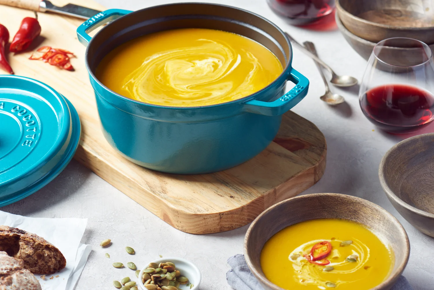 Litinový hrnec Staub Cocotte s poklicí využijete nejen pro vaření ale i pro servírování