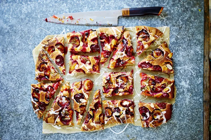 Báječný švestkový koláč italského střihu, s mandlemi a rozmarýnem, podle Jamieho Olivera