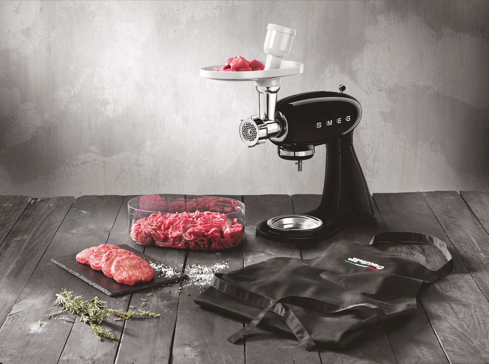 Kuchyňský robot Smeg s mlýnkem na maso