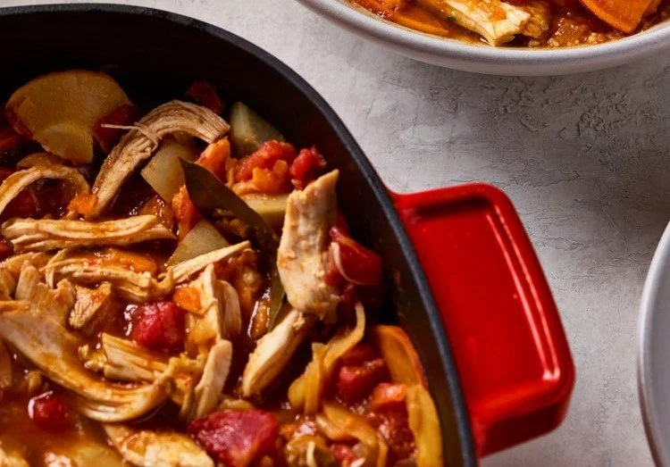 Kuřecí stew – jídlo z jednoho hrnce s kuřecím masem a kořenovou zeleninou 