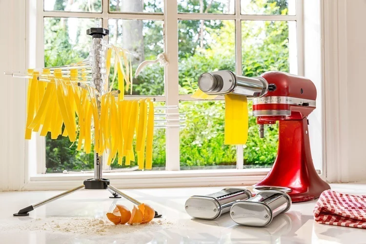 Kuchyňský robot, food processor nebo mixér? Jaký je mezi nimi rozdíl a co je lepší?