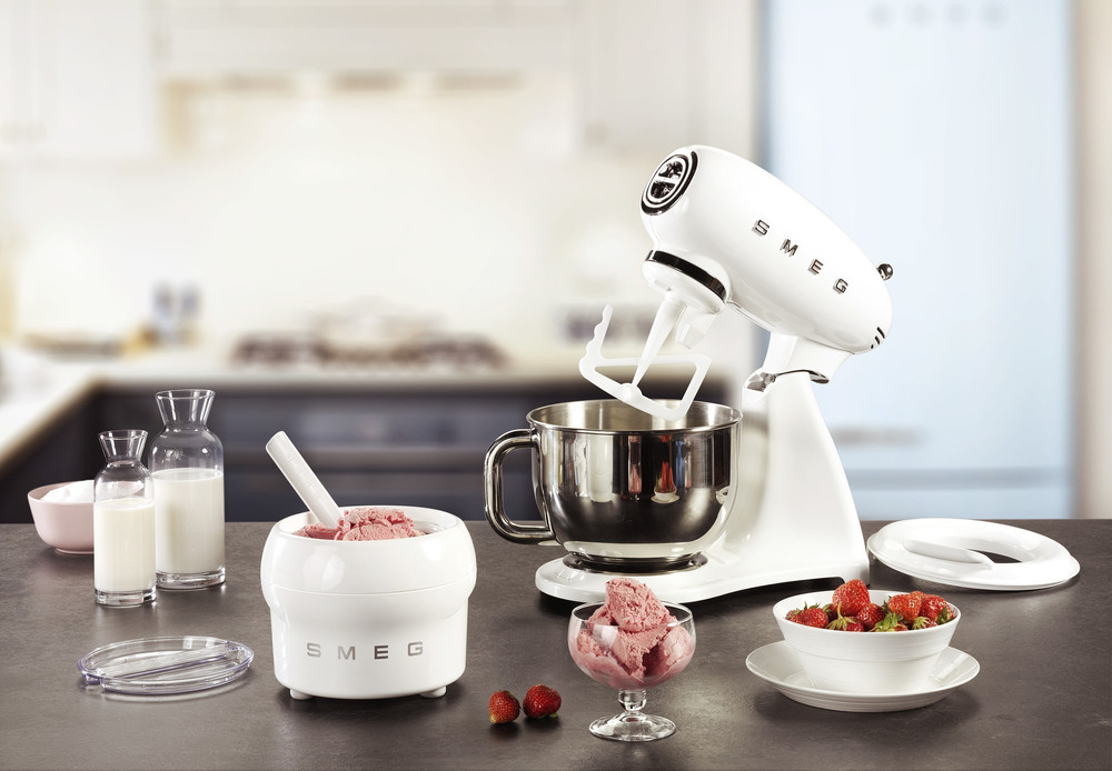 Kuchyňský robot Smeg Retro Style 50´ se výrobníkem zmrzliny – dokonalé spojení designu, technologie a účelnosti.