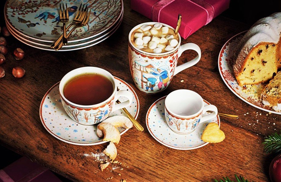Vánoční čajové a kávové hrnky z kolekce Rosenthal 2021 nazvané Vánoční dárky / Christmas Gifts, kterou letos opět navrhla česká výtvarnice Renáta Fučíková.