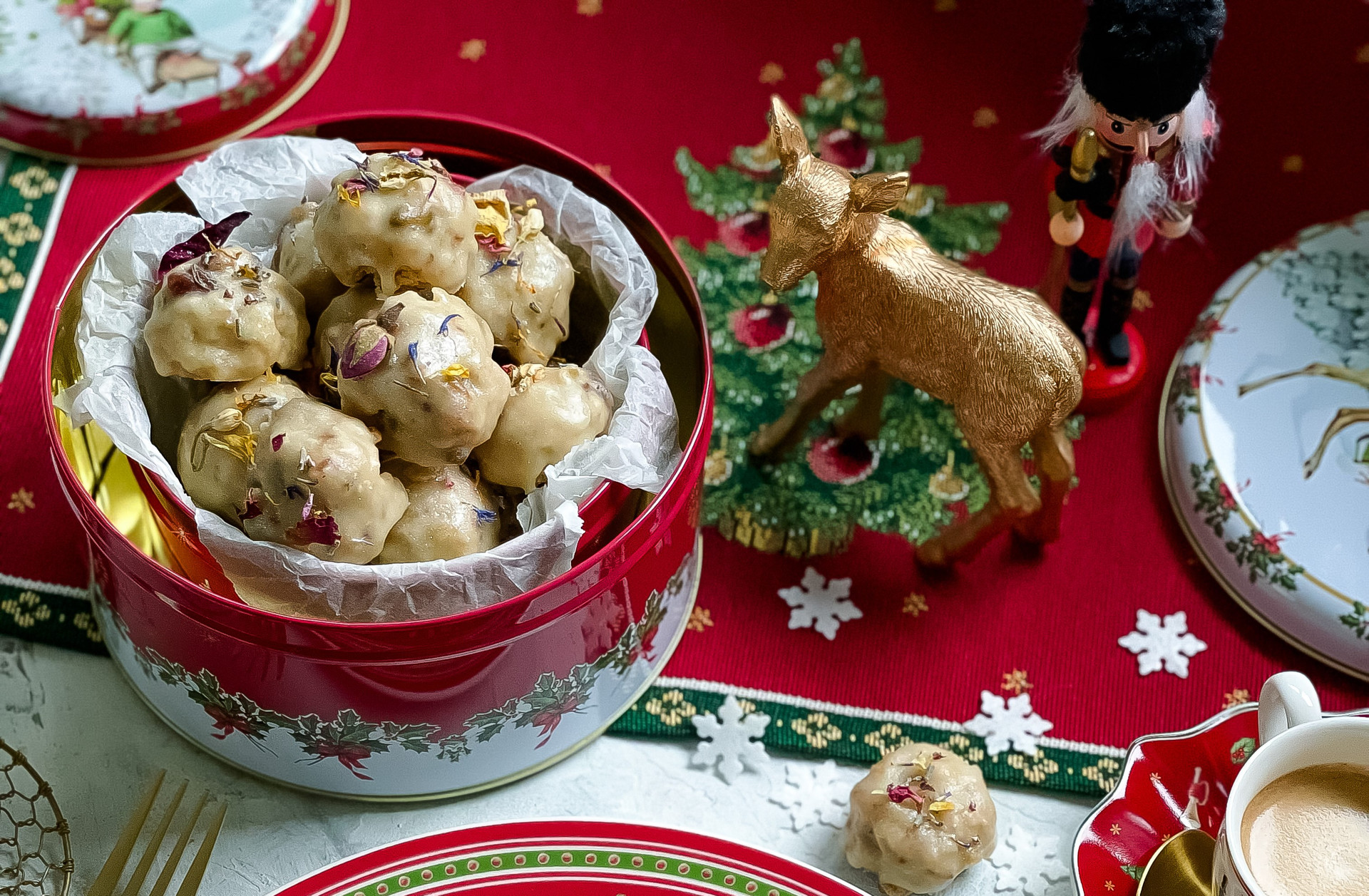 Vánoční máslové kuličky s pekanovými ořechy a rumovou polevou 