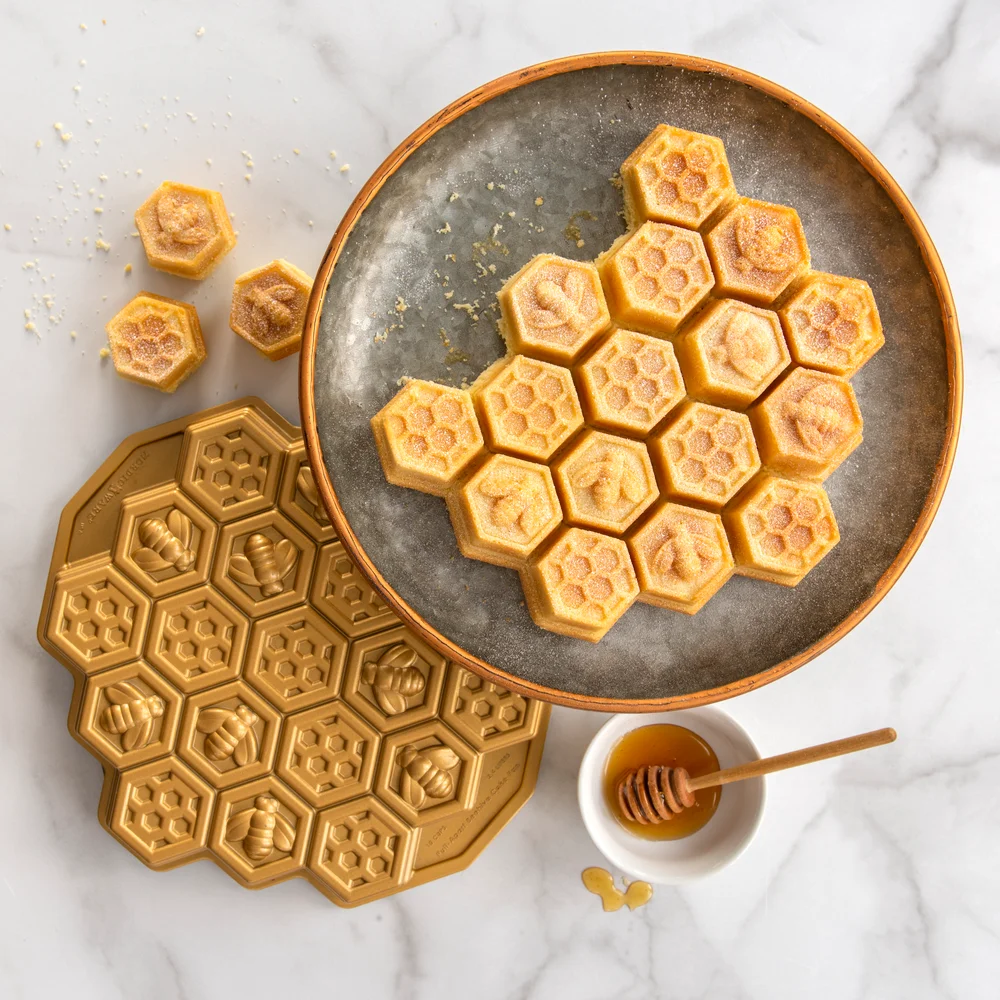Nordic Ware, forma na bábovku včelí plástev, 28 x 30 cm, zlatá