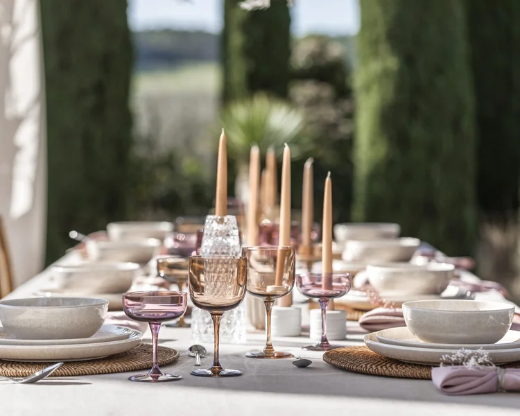 Na slavnostní událost, grilování nebo romantiku při svíčkách. Přinášíme vám čtyři typy stolování s porcelánem v hlavní roli!