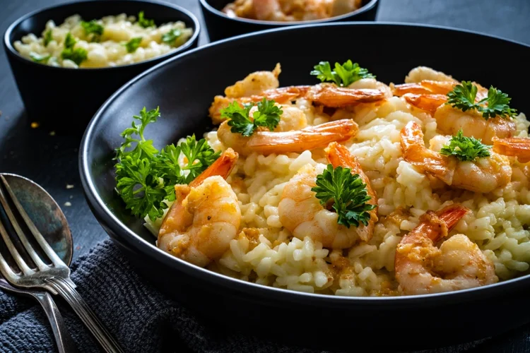 Italské risotto s krevetami nebo slávkami a citrónem