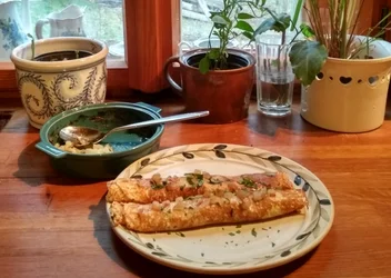 Palačinky na slano, s česnekem a cibulovou náplní