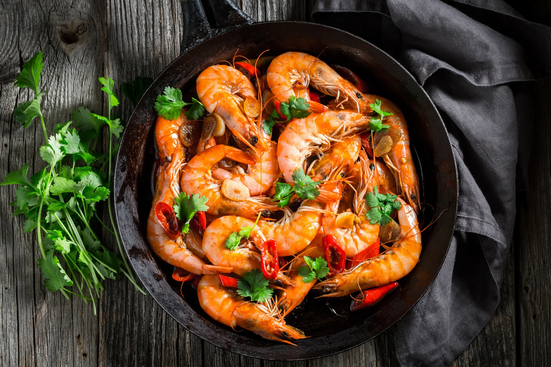 Na pánvi 2: Krevety s chilli, petrželí, česnekem a vínem Vermentino