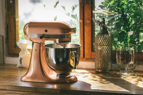 Stylový kuchyňský robot KItchenAid v měděné barvě