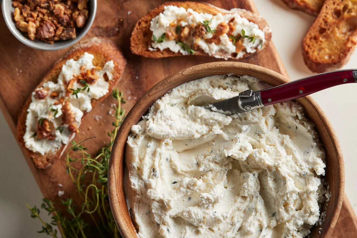 Crostini s nadýchanou pomazánkou z kozího sýra, ochucenou ořechy