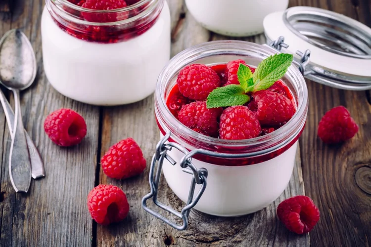 Nadýchaná svačinka na letní piknik – jemný mascarpone krém s vanilkou, šlehačkou a ovocem