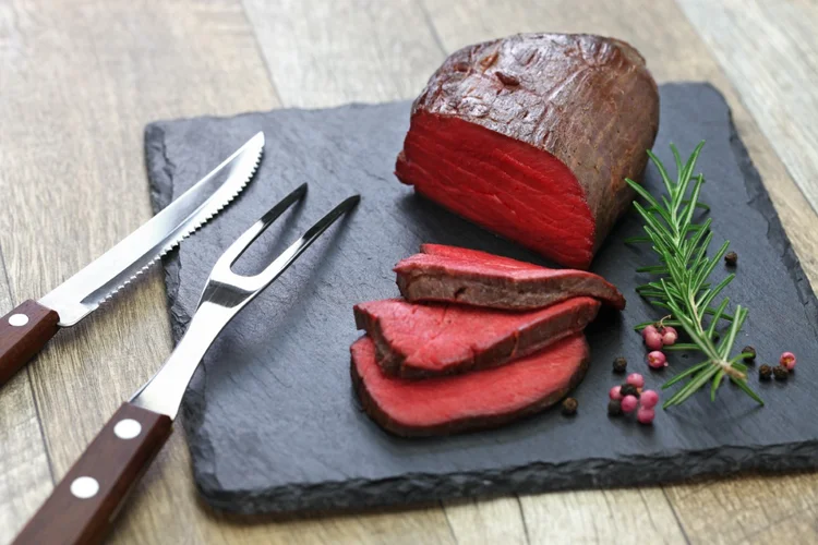Sous-vide hovězí filátko s pikantní růžičkovou kapustou a granátovými semínky – jako v michelinské restauraci