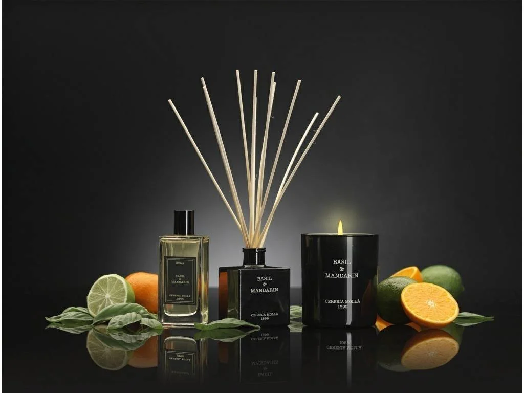 Aroma difuzér s 12 ratanovými tyčinkami v dárkovém balení po dobu až 8 týdnů provoní váš domov originální vůní Basil & Mandarin z dílny rodinné manufaktury Cereria Mollá ze slunného Španělska.