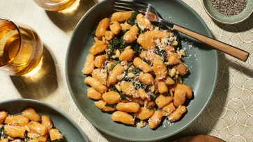 Dýňové noky s rukolovým pestem a kozím sýrem