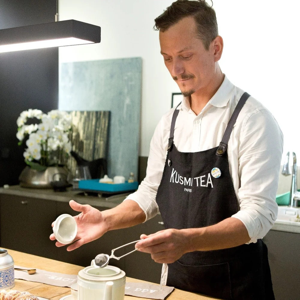 Jiří Boháč připravuje čaj do porcelánové čajové konvice Villeroy & Boch Ivoire