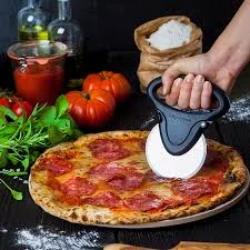Microplane Krájač na pizzu, čierny