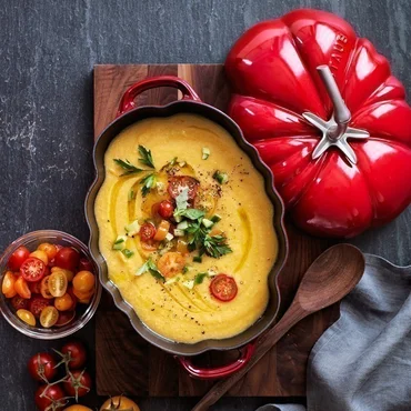Staub Hrniec v tvare paradajky, 25 cm