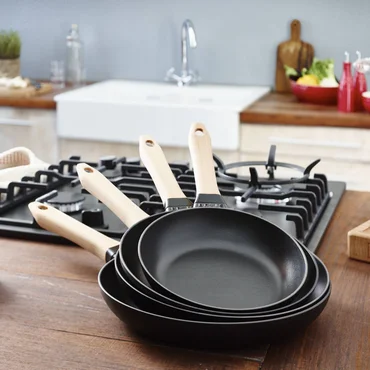 Staub Liatinová panvica Ø 28 cm, drevená rukoväť, čierna