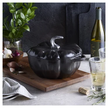 Staub Liatinový hrniec v tvare tekvice s pokrievkou, 3,45 l / 24 cm, čierna
