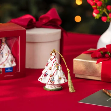 Villeroy & Boch Závesná porcelánová ozdoba Christmas Classics 2025, Stromček, 9,8 cm