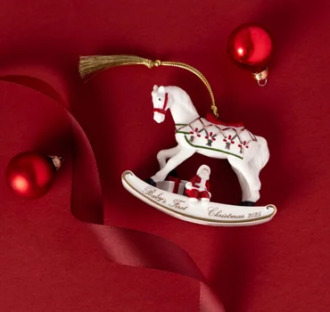 Villeroy & Boch Závesná porcelánová ozdoba Christmas Classics 2025, Hojdací kôň, 8,9 cm