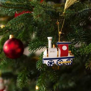 Villeroy & Boch Závesná porcelánová ozdoba Christmas Classics 2025, Lokomotíva, 9 cm