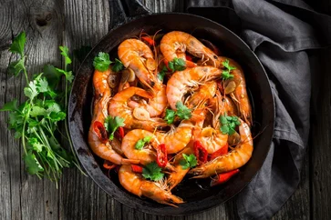 Na panvici 2: Krevety s chilli, petržlenovou vňaťou, cesnakom a vínom Vermentino