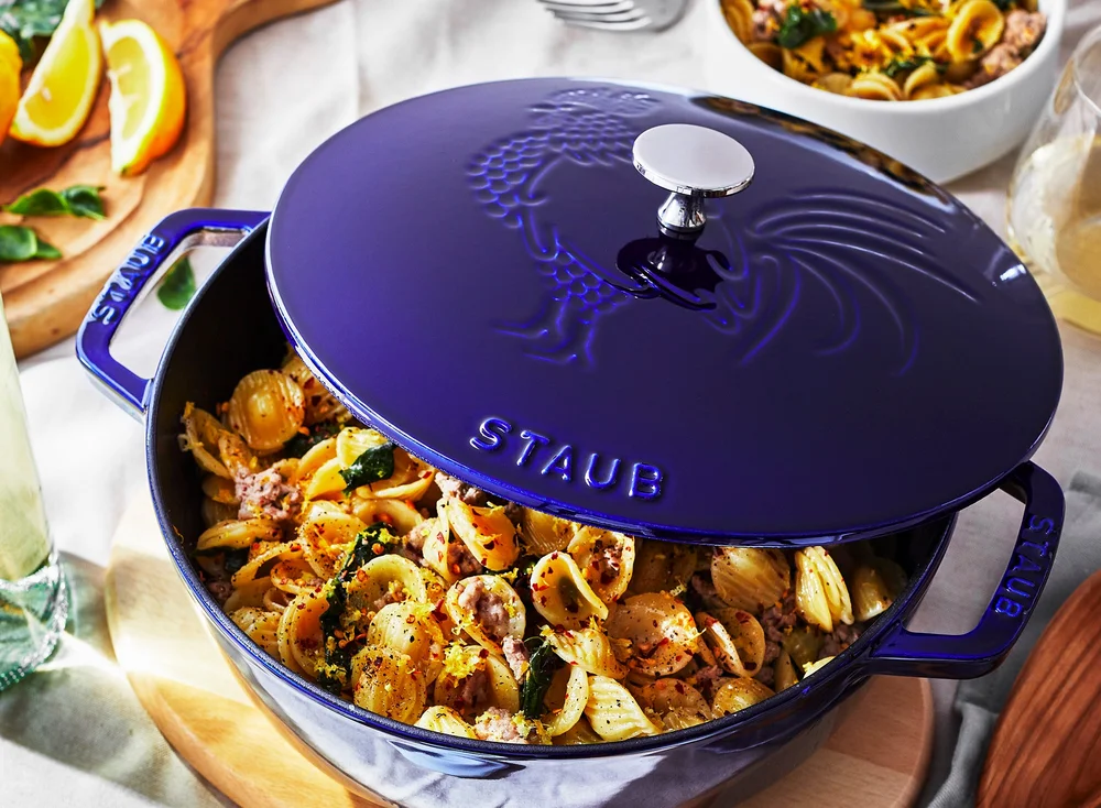 Liatinový hrniec Staub je večný. Pripravené jedlo v ňom môžete aj servírovať.