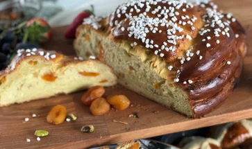 Tradičný český mazanec s marhuľami, mandľami a kardamónom podľa majstra cukrára Pepu Maršálka