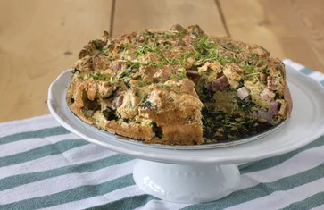 Veľkonočná plnka so slaninou, kešu a jarnými bylinkami