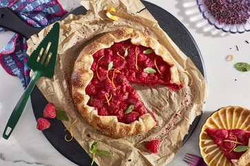 Malinová galetka s mandľovým prachom a ibištekovou polevou