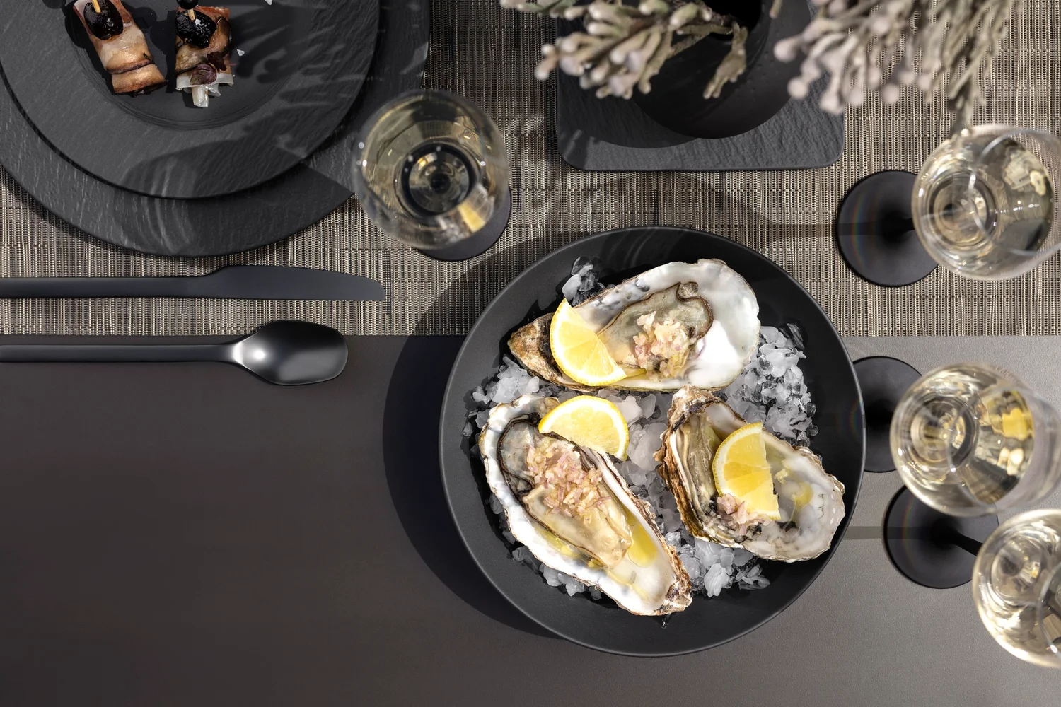 Villeroy & Boch Manufacture Rock – tanier na servírovanie ustríc môže byť aj porcelánový, keď ho dostatočne obložíte ľadom a budete hneď servírovať.